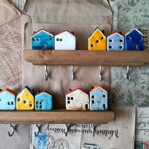 Zestaw wieszaków z kolorowymi domkami