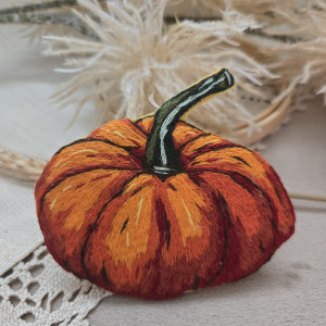 Dynia broszka ręcznie wyszywana