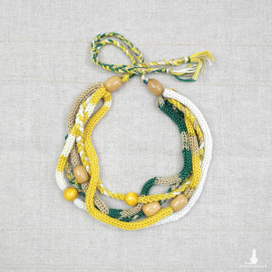 5845 Wyraź siebie kolorem!  Jasny, lekki naszyjnik z włóczki.