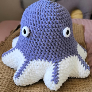 Ośmiornica wykonana na szydełku