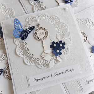 Zaproszenie na Pierwszą Komunię Świętą Chabrowy motyl z kielichem