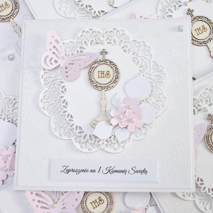 Zaproszenie na Pierwszą Komunię Świętą Różowy motyl z kielichem