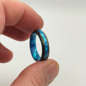 Błękitna Głębia – pierścionek z orzecha i jasno niebieskiego celuoidu