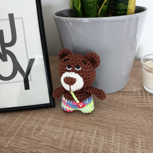 Brązowy miś w kolorowych porteczkach brelok zawieszka