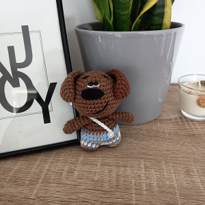 Brelok piesek szydełkowy w niebieskich spodenkach