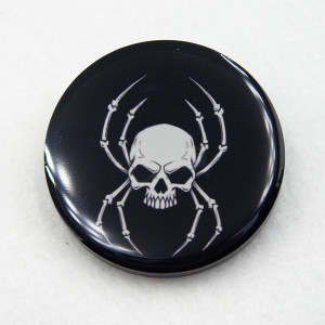 Przypinka gotycka z żywicy z czaszką i pająkiem pin_print Goth 012