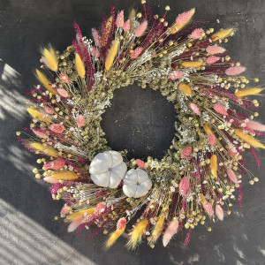 Jesienny wianek z suszonych roślin z materiałowymi dyniami, jesieniara vibe