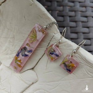 Komplet biżuterii (wisiorek i kolczyki) z żywicy - Różowy Szept Natury