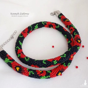 Naszyjnik w czerwone maki na czarnym tle