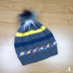 6911 Czapka zimowa szara z kolorowymi paskami i pomponem