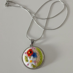 Ręcznie haftowany wisior  FILA