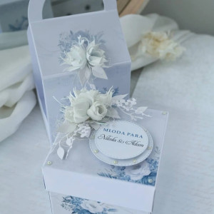 Elegancki exploding box na ślub – dusty blue, tort 3D i torebka