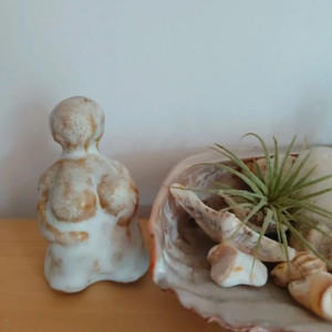 Gaja -ceramiczna rzeźba kobieta, bogini, figurka gliniana Matka Ziemia, miniaturka