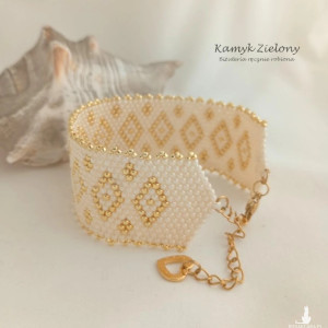 Szeroka bransoletka beżowo-złota - wykończenia ze stali szlachetnej