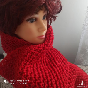 Wełniany  szal w kolorze truskawki