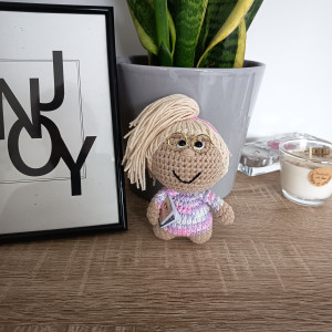 Brelok zawieszka mała blondyneczka w złotych okularach