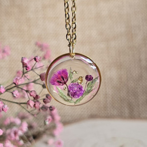 złota zawieszka złoty wisiorek naszyjnik żywica z żywicy kwiaty z kwiatami retro naturalna dziewczęca kobieca różowa gipsówka