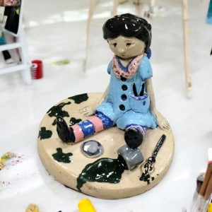 Figurka ceramiczna „Mała artystka”