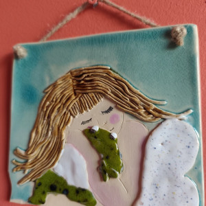 Anioł ceramiczny z żabą