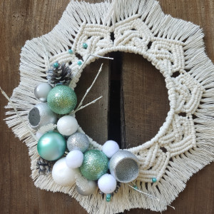 Świąteczna mandala w stylu Boho z dodatkami w odcieniu zieleni i bieli