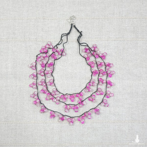 5610 Kaskadowy naszyjnik z różowego szkła – Elegancja w wielu warstwach