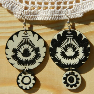 Folkowe czarno - białe lekkie kolczyki z drewna, monochromatyczna biżuteria do czarnej sukienki, prezent urodzinowy dla córki