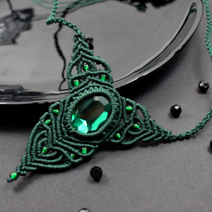 Naszyjnik makramowy ze szmaragdowym kryształem