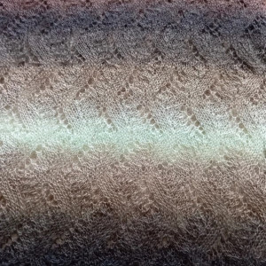 Ażurowy cieniowany szal robiony na drutach (odcienie beżu i brązu), rękodzieło