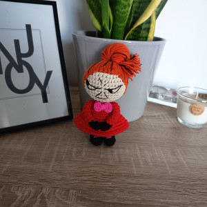 Grzeczna mała Mi, szydełkowy brelok zawieszka