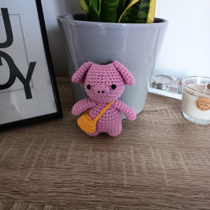 Szydełkowa świnka z żółtą torebką brelok zawieszka
