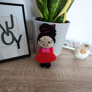 Mała Mi w czarnym wydaniu z rączkami do tyłu szydełkowy brelok zawieszka