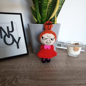 Szydełkowa mała Mi z rączkami do tyłu dekoracja brelok zawieszka