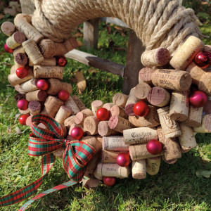 Wianek świąteczny z korków od wina i szklanych bombek