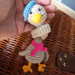 Kaczorek szydełkowy z długą szyją do obwiązania brelok zawieszka dekoracja