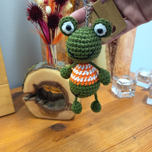 Żabka brelok jasno zielony w pomarańczowy sweterku