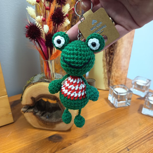 Brelok szydełkowy żabka ciemnozielona w czerwonym sweterku