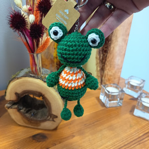 Żabka brelok szydełkowy ciemnozielona w pomarańczowym sweterku