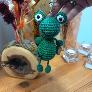 Żabka ciemnozielona szydełkowa brelok zawieszka ozdoba