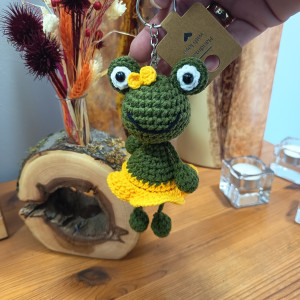 Szydełkowa żabka brelok wojskowa zieleń w żółtej spódniczce