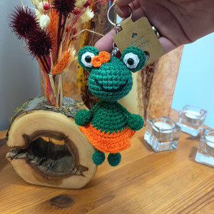 Ciemnozielona żabka szydełkowa brelok w pomarańczowej spódniczce