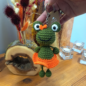 Żabka brelok zawieszka szydełkowa wojskowa zieleń w pomarańczowej spódniczce