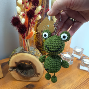Żabka szydełkowa zawieszka brelok w kolorze wojskowej zieleni
