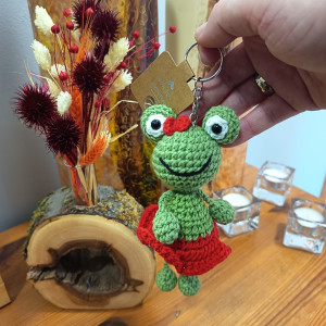 Jasnozielona żabka w czerwonej spódniczce brelok szydełkowy