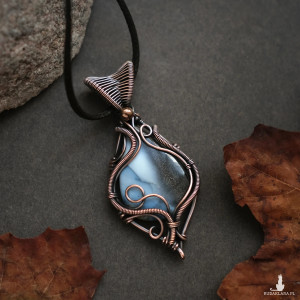 Wisior miedziany naszyjnik z niebieskim opalem wire wrapping