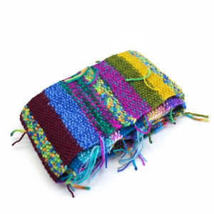 6927 Długi Szal Zero Waste – Ręcznie Dziany, Hippie Boho, Multikolor z Artystycznie Wystającymi Nićmi