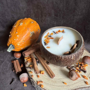 Świeca w łupinie kokosa sojowa zapach dyniowy jesienna