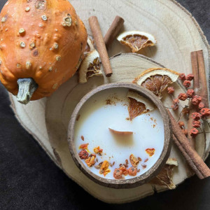 Świeca w łupinie kokosa sojowa zapach dyniowy jesienna