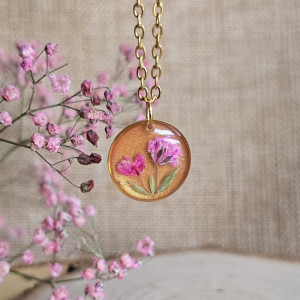 Złota zawieszka złoty wisiorek kwiat naszyjnik żywica z żywicy suszone kwiaty z kwiatami żywicy kwiaty żywica różowy kwiat gipsówka gipsówki różowa