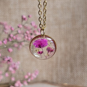 złota zawieszka złoty wisiorek naszyjnik żywica z żywicy kwiaty z kwiatami retro naturalna dziewczęca kobieca różowa gipsówka