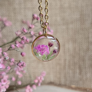 złota zawieszka złoty wisiorek naszyjnik żywica z żywicy kwiaty z kwiatami retro naturalna dziewczęca kobieca różowa gipsówka